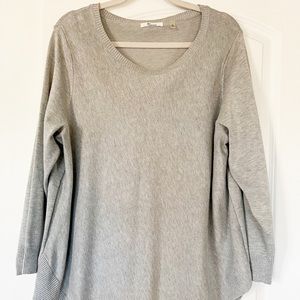 Asymmetric hem classic light Sweater